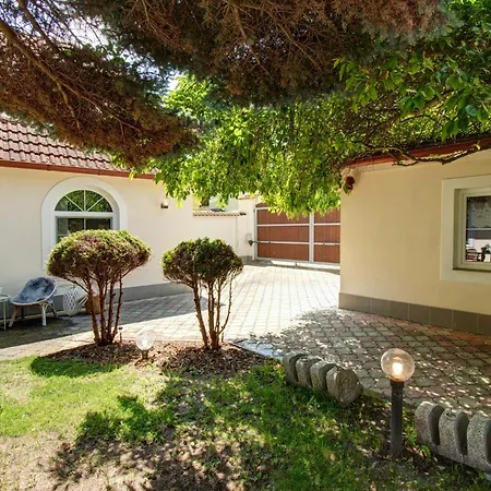 Domecek U Zameckeho Parku Apartment *